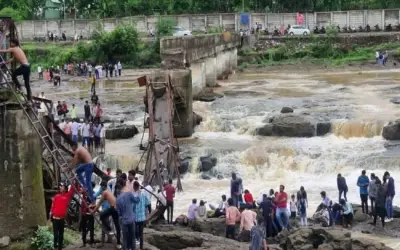 पुणे में इंद्रायणी नदी पर बना पुल टूटा, कई लोगों के बह जाने की आशंका
