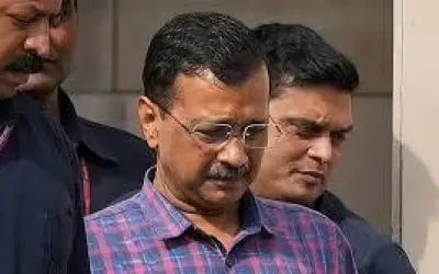 शराब घोटाला मामले में केजरीवाल-मनीष सिसोदिया बरी, केजरीवाल का परिवार में भावुक स्वागत