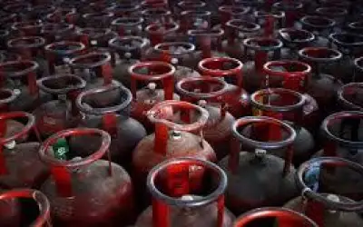 घरेलू गैस की कीमत में 60 रुपये और व्यावसायिक सिलेंडर की कीमत में 115 रुपये की हुई बढ़ोतरी
