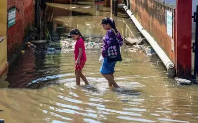 असम और गुजरात में बाढ़ का कहर, अहमदाबाद और चराईदेव बेहाल