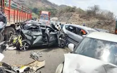 मुंबई एक्सप्रेस हाईवे पर श्रद्धालुओं से भरी बस खाई में गिरी