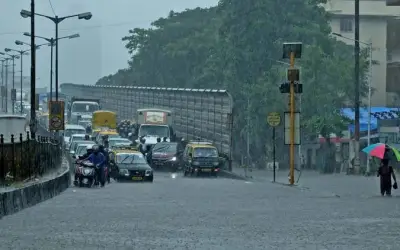 मुंबई और उपनगरीय इलाकों में बारिश और जलभराव से जनजीवन और यातायात प्रभावित
