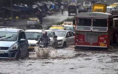 मूसलाधार बारिश से मुंबई बेहाल,हाई टाइड की चेतावनी
