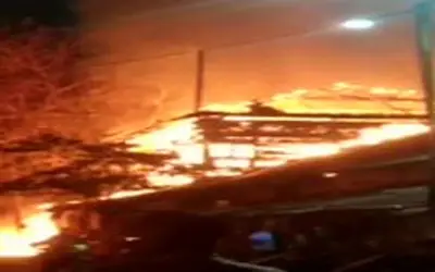 मुंबई के ससून डॉक के निकट कबाड़ के गोदाम में भीषण आग