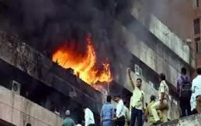 मुंबई के 18 घरों में लगी भयंकर आग, कोई हताहत नहीं