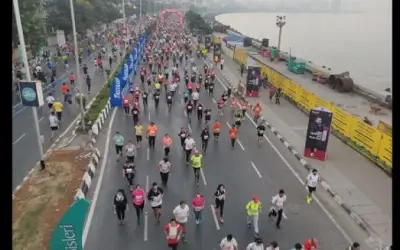 मुंबई मैराथन में हजारों लोगों ने लगाई दौड़