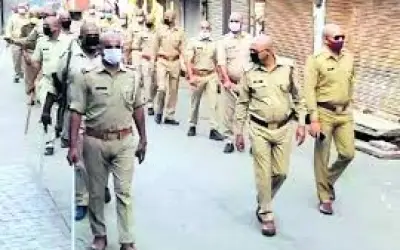 कोरोना से बचने के लिए इंदौर के पुलिसकर्मियों ने मुंडन करवाए