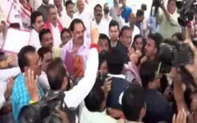 शिंदे गुट और उद्धव गुट के विधायक आपस में भिड़े