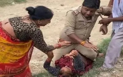 यूपी में महिला के ऊपर बैठकर पुलिसकर्मी ने की पिटाई