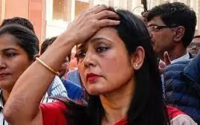 संपदा निदेशालय की टीम महुआ मोइत्रा से सरकारी बंगला खाली करवाने पहुंची