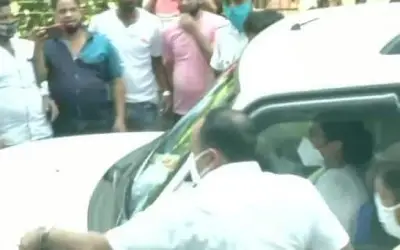नारदा घोटाले में चार नेताओं की गिरफ़्तारी से ममता बनर्जी भड़कीं