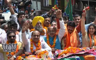 मनोज तिवारी के रोड शो में पुलिस ने किया लाठी चार्ज