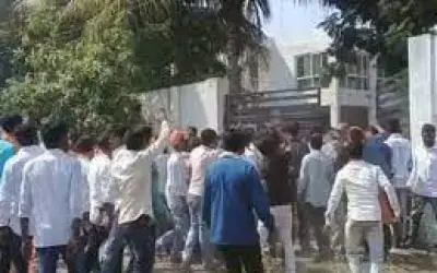 हिंसक मराठा आरक्षण आंदोलन में एनसीपी विधायक के घर पर प्रदर्शनकारियों का हमला