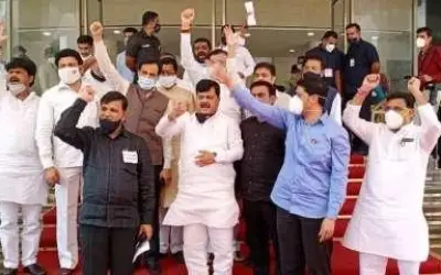 महाराष्ट्र विधान भवन के बाहर बीजेपी विधायकों का हंगामा