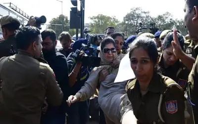 महबूबा मुफ्ती को दिल्ली पुलिस ने हिरासत में लिया
