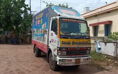 दूध के वैन से शराब की बोतलें बरामद