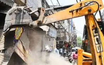 अमेठी में बुलडोजर से मदरसे को ढहाया गया