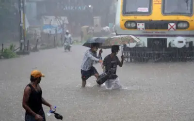 मुंबई में मध्यम बारिश, कई जगहों पर लोकल ट्रेन सेवा बाधित