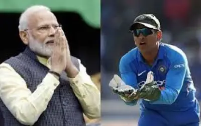 पीएम मोदी के बाद सबसे लोकप्रिय हैं धोनी