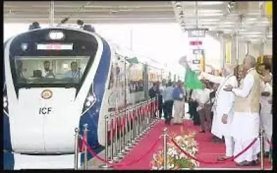 वंदे भारत एक्सप्रेस ट्रेन को पीएम मोदी ने दिखाई हरी झंडी
