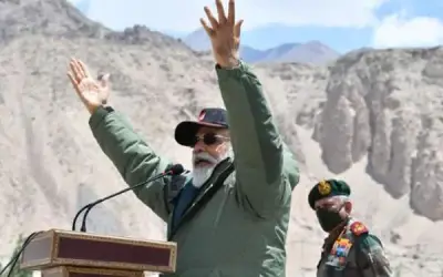 लेह में पीएम मोदी ने बढ़ाया जवानों का मनोबल