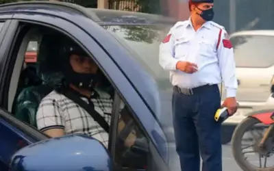 हेलमेट के लिए कार चालक का काट दिया चालान