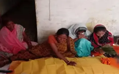 मां ने बेटे की अर्थी पर गाया लोकगीत