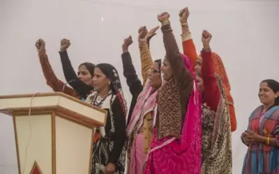 राजनीति में महिलाओं को पूर्ण आज़ादी नहीं