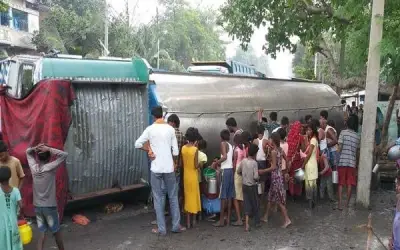 दूध का टैंकर पलटा तो दूध लूटने के लिए उमड़ा गांव