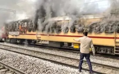बिहार के गया में रेल भर्ती उम्मीदवारों का तांडव जारी, ट्रेन में लगाई आग