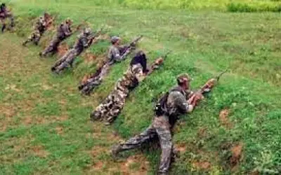 नक्सलियों और पुलिस के बीच मुठभेड़ में एक महिला की मौत