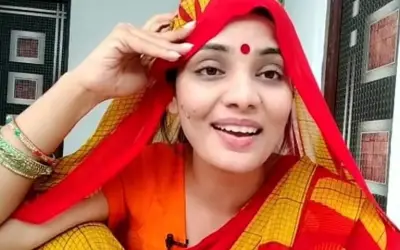 सीधी पेशाबकांड पर नेहा सिंह राठौड़ को ट्वीट करना पड़ा भारी, भोपाल में एफआईआर दर्ज