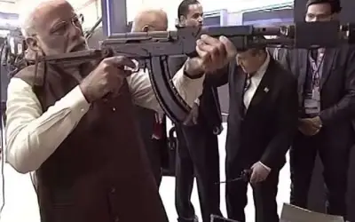 असॉल्ट राइफल से पीएम मोदी ने साधा निशाना