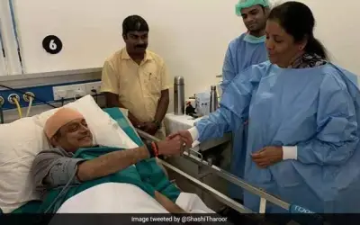 थरूर से मिलीं रक्षा मंत्री निर्मला सीतारमण