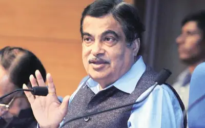 सरकारी योजना में लापरवाही पर बरसे गडकरी