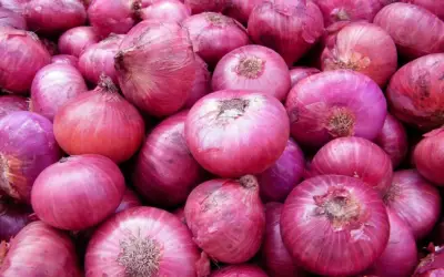 प्याज़ की क़ीमत ने शुरू किया ग्राहकों को रुलाना