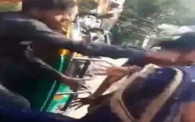 बुजुर्ग महिला की ऑटो ड्राइवर ने सरेआम की बेरहमी से पिटाई