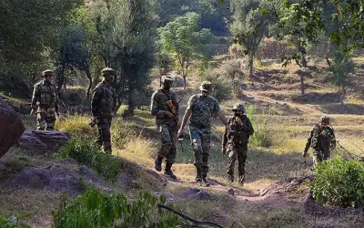 एक पाकिस्तानी आतंकी दबोचा गया तो दूसरे को किया ढेर