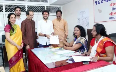आदित्य ठाकरे ने भरा नामांकन
