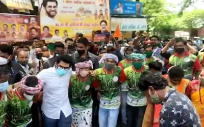 आदिवासियों के बीच लगाए आदित्य ठाकरे ने ठुमके