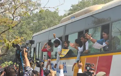सीएम केजरीवाल की गिरफ्तारी के विरोध में प्रोटेस्ट कर रहे मंत्री आतिशी और हरजोत बैंस समेत अनेक कार्यकर्ता हिरासत में