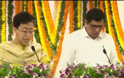 आप के दो विधायक आतिशी और सौरभ भारद्वाज ने केजरीवाल कैबिनेट में मंत्री पद की शपथ ली