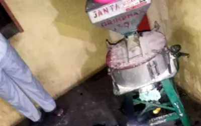 आटा चक्की से करंट लगने से परिवार के दो बच्चों समेत चार की मौत