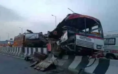 सड़क हादसे में चार की मौत और 12 घायल