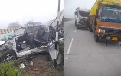 तीन वाहनों में भीषण टक्कर, चार की मौत