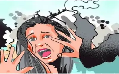 झगड़े के बाद पति ने पत्नी पर एसिड फेंका