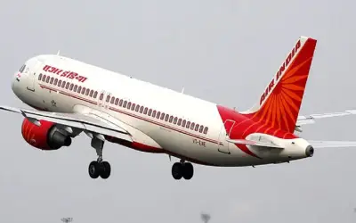 फ्लाइट में महिला यात्री पर दूसरे यात्री ने पेशाब कर दिया