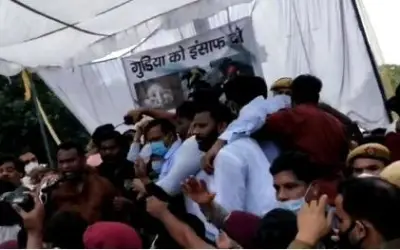 मंच से गिरे सीएम केजरीवाल
