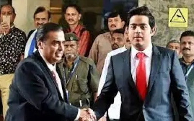 मुकेश अंबानी ने बेटे आकाश अंबानी को बनाया रिलायंस जिओ का डायरेक्टर