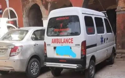 एंबुलेंस में रंगरेलियां मनाते एक युवती समेत तीन युवक गिरफ्तार